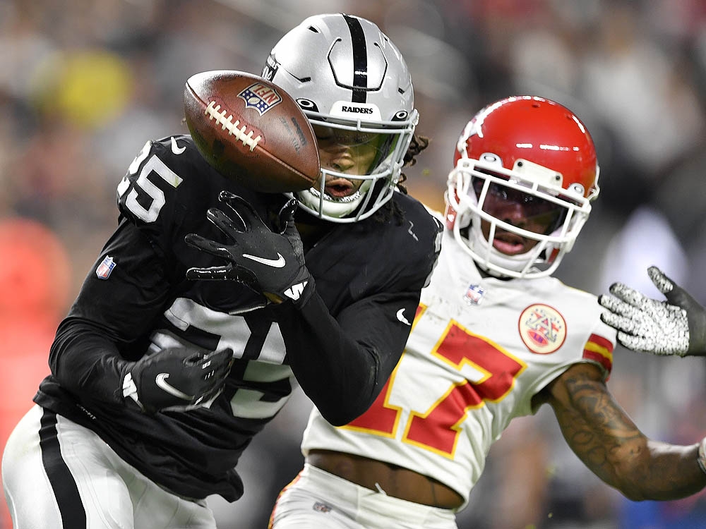 Mahomes' 5 TD passes lead Chiefs past Raiders 41-14