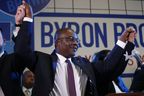 Der Bürgermeister von Buffalo, Byron Brown, spricht auf seiner Wahlnachtsparty am späten Dienstag, den 2. November 2021, in Buffalo, NY, mit Unterstützern 