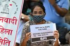 Aktivistinnen der Student Federation of India (SFI) und der All India Democratic Women’s Association (AIDWA) halten Plakate während eines Protestes gegen die mutmaßliche Vergewaltigung und Ermordung eines neunjährigen Mädchens am 4. August 2021 in Neu-Delhi.
