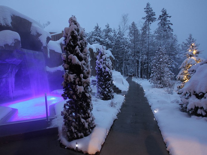  A heated pathway at Sacacomie Hotel’s GEOS Spa connects the cold plunge pool with the rest of the spa’s facilities.