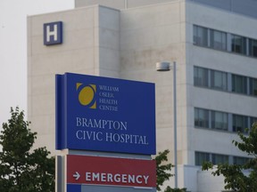 Vue extérieure du Brampton Civic Hospital du William Osler Health Centre.