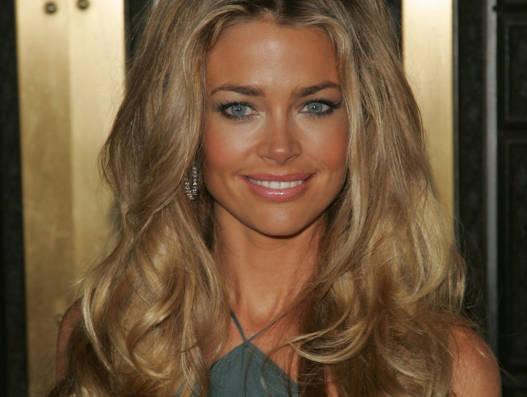 Denise Richards Regrets Sharing Maskless Plane Selfie Windsor Star 