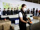 Die thailändischen Behörden zeigen das Ergebnis eines Maschinentests, als sie 897 Kilogramm kristallines Methamphetamin beschlagnahmten, nachdem der thailändische Zoll am 4. Dezember 2021 in Bangkok, Thailand, Pakete auf dem Weg nach Taiwan abgefangen hatte.