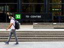 Ein Mann, der eine schützende Gesichtsmaske trägt, geht durch die TD Bank im Finanzviertel, als die Provinzphase 2 der Wiedereröffnung aufgrund der Beschränkungen der Coronavirus-Krankheit (COVID-19) in Toronto, Ontario, Kanada, am 24. Juni 2020 beginnt. 