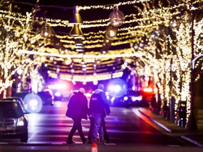 Die Polizei geht durch das Einkaufszentrum Belmar, wo der Verdächtige bei einer Schießerei am 27. Dezember 2021 in Lakewood, Colorado, erschossen wurde.