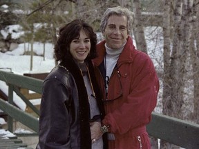 Ein undatiertes Foto zeigt Jeffrey Epstein und Ghislaine Maxwell.  Das Foto wurde von der US-Staatsanwaltschaft am 7. Dezember 2021 während des Prozesses gegen Ghislaine Maxwell, die des Sexhandels angeklagte Mitarbeiterin von Jeffrey Epstein, in New York City als Beweismittel eingereicht.