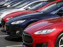 Eine Reihe von Tesla Model S Limousinen sind vor dem Hauptsitz des Unternehmens in Palo Alto, Kalifornien, am 30. April 2015 zu sehen. 