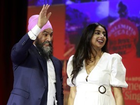Der neue Vorsitzende der Demokratischen Partei Jagmeet Singh feiert mit seiner Frau Gurkiran Kaur Sidhu bei einer Wahlnachtveranstaltung am 20. September 2021 in Vancouver.