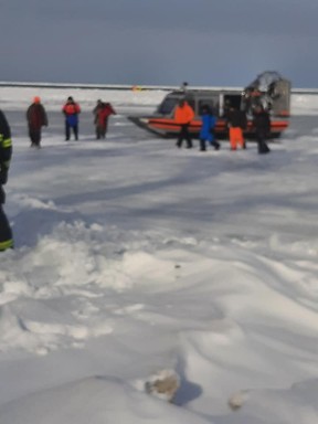 Ein Bild aus dem Brown County Sheriff's Office zeigt die Rettung von Dutzenden von Anglern, nachdem in Green Bay, Wisc, ein Eisbrocken abgebrochen war.
