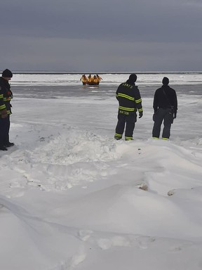 Ein Bild aus dem Brown County Sheriff's Office zeigt die Rettung von Dutzenden von Anglern, nachdem in Green Bay, Wisc, ein Eisbrocken abgebrochen war.