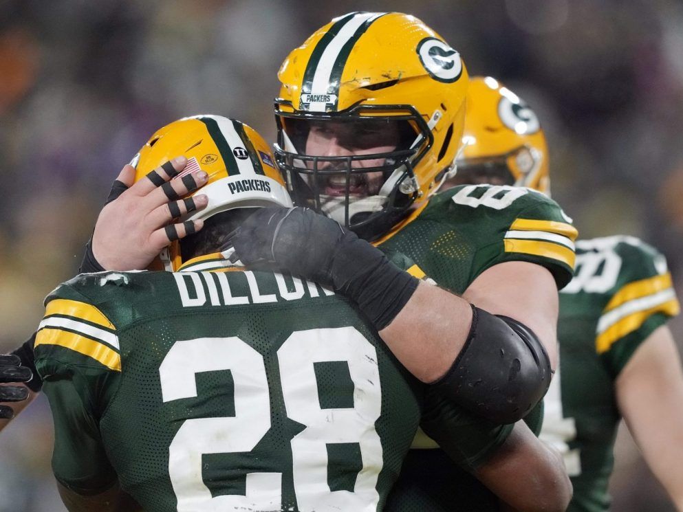 Packers rout Vikings to move closer to playoffs