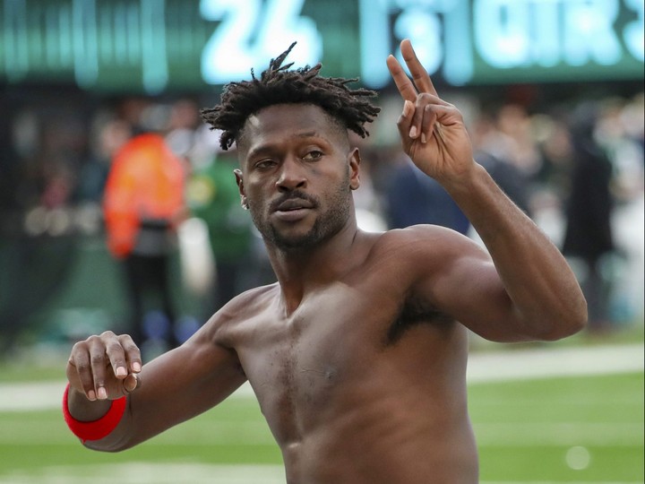  Tampa Bay Buccaneers wide receiver Antonio Brown gestures to the crowd as he leaves the field while his team’s offence was on the field against the New York Jets during the third quarter of an NFL football game Sunday, Jan. 2, 2022, in East Rutherford, N.J.
