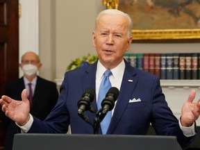 US-Präsident Joe Biden hält am 27. Januar 2022 im Weißen Haus in Washington eine Rede mit dem Richter des Obersten Gerichtshofs, Stephen Breyer, als sie bekannt geben, dass Breyer am Ende der laufenden Amtszeit des Gerichts in den Ruhestand treten wird.
