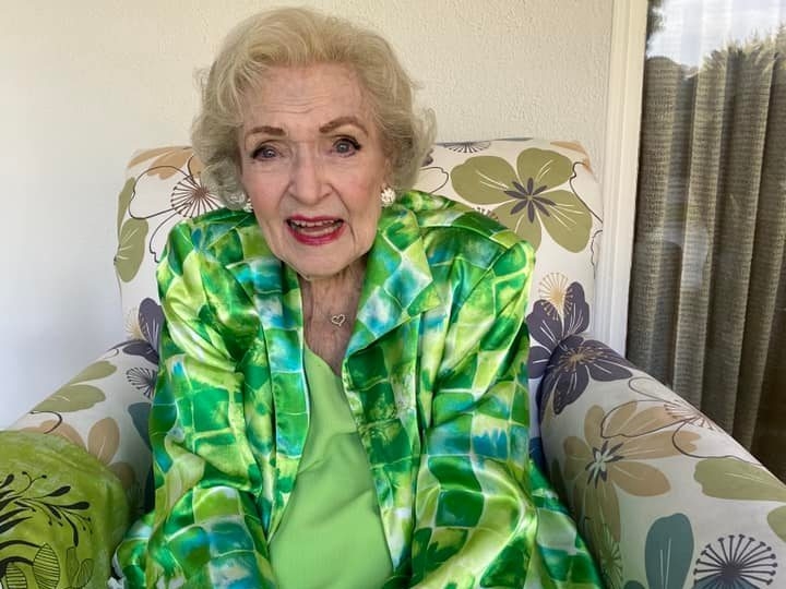 Asystentka Betty White udostępnia jej „jedno z ostatnich zdjęć”