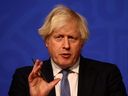 Der britische Premierminister Boris Johnson hält am 8. Dezember 2021 im Besprechungsraum der Downing Street in London eine Pressekonferenz zum neuesten COVID-19-Update ab.