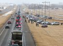 Anhänger des „Freiheitskonvois“ von Truckern versammeln sich am Montag, den 24. Januar 2022, am Rand des Trans-Canada Highway östlich von Calgary.