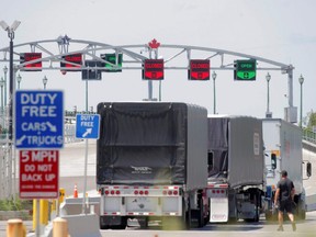 Lastwagen bereiten sich darauf vor, die Friedensbrücke, die zwischen Kanada und den USA verläuft, über den Niagara River in Buffalo, NY, am 15. Juli 2020 zu überqueren.