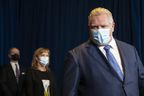 Le premier ministre de l'Ontario Doug Ford assiste à une conférence de presse aux côtés de la ministre de la Santé Christine Elliot (au centre) et du ministre des Finances Peter Bethlenfalvy à Toronto le lundi 3 janvier 2022. 