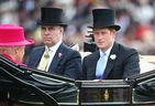 Königin Elizabeth II., Prinz Andrew, Herzog von York und Prinz Harry während der königlichen Prozession am 1. Tag der Royal Ascot 2015 auf der Pferderennbahn Ascot am 16. Juni 2015 in Ascot, England.