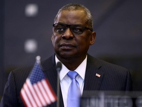 US-Verteidigungsminister Lloyd Austin sagte in einer am Sonntag, den 2. Januar 2022, veröffentlichten Erklärung, dass er positiv auf COVID-19 getestet wurde und ausstellte 