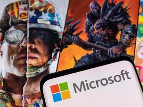 Das Microsoft-Logo ist in dieser Abbildung vom 18. Januar 2022 auf einem Smartphone zu sehen, das auf den Spielfiguren von Activision Blizzard platziert ist.