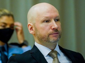 Der Massenmörder Anders Behring Breivik kommt am ersten Tag des Prozesses im provisorischen Gerichtssaal im Skien-Gefängnis an, wo er am 18. Januar 2022 in Skien, Norwegen, seine Freilassung auf Bewährung beantragt.