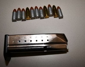 Ein von der Polizei von Toronto veröffentlichtes Bild von Munition, die nach einem Autounfall am Samstag, dem 29. Januar 2022, beschlagnahmt wurde.