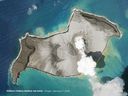Ein Bild von Planet SkySat zeigt eine Rauchwolke, die aus dem Unterwasservulkan Hunga Tonga-Hunga Ha'apai Tage vor seinem Ausbruch am 15. Januar in Hunga Tonga-Hunga Ha'apai, Tonga, 7. Januar 2022, aufsteigt. 