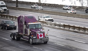 Ein fahnengeschmückter Sattelzug fährt auf der 401 in östlicher Richtung an der Don Mills Rd.  Überführung in Toronto, Ontario.  am Donnerstag, 27. Januar 2022. ERNEST DOROSZUK/TORONTO SUN