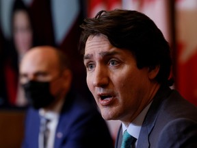Premierminister Justin Trudeau nimmt mit Gesundheitsminister Jean-Yves Duclos am 5. Januar 2022 in Ottawa an einer Pressekonferenz teil, als die neueste Omicron-Variante inmitten der COVID-19-Pandemie als Bedrohung auftaucht.