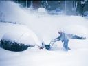 Hausbesitzer versuchen am 17. Januar 2022 in Ajax, Ontario, Schnee von Einfahrten zu räumen.