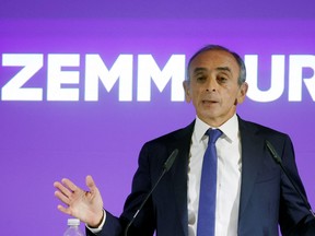 Le commentateur d'extrême droite français Eric Zemmour, candidat à l'élection présidentielle française de 2022, fait un geste alors qu'il prononce un discours du Nouvel An à la presse à Paris, le 10 janvier 2022.