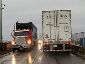Die Entführung von Lastwagen ist seit langem ein kriminelles Unternehmen.  Grenzüberschreitende Transportlastwagen kreuzen sich auf der Friedensbrücke an der kanadisch-amerikanischen Grenze in Buffalo, NY, 10. Januar 2018.