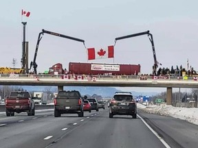 Kanadier säumen eine Brücke in der Niagara-Region, um ihre Unterstützung für den Freedom Convoy von Truckern zu zeigen, die von verschiedenen Punkten im ganzen Land nach Ottawa fahren, um gegen COVID-Impfstoffmandate und -beschränkungen zu protestieren.