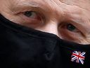 Der britische Premierminister Boris Johnson verlässt die Downing Street in London, Großbritannien, 26. Januar 2022.  