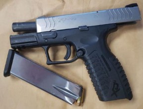 La police de Toronto a exécuté un mandat de perquisition dans le cadre d'un stratagème présumé de fraude en ligne et aurait saisi une arme de poing avec des munitions, un pistolet à air comprimé Winchester, plus de 221 000 $ en espèces, une quantité non divulguée de cocaïne et une grande quantité de vêtements et de montres haut de gamme.