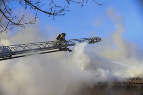 Es war -21 ° C, als die Feuerwehrleute von Toronto am Samstag, dem 15. Januar 2022, in einem niedrigen Gebäude in der Shaw St. 828 nördlich der Bloor St. W. gegen ein Feuer mit vier Alarmen kämpften, das vier Menschen ins Krankenhaus brachte.