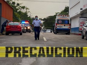 Ein Krankenwagen bleibt vor dem Playamed-Krankenhaus, wo eine verwundete Person nach einer Schießerei in einem Hotel in Xcaret, Playa del Carmen, Bundesstaat Quintana Roo, Mexiko, am Freitag, den 21. Januar 2022, transportiert wurde. Mindestens zwei Menschen wurden getötet und einer bei der Schießerei im Hotelkomplex Xcaret in der Nähe von Cancun verletzt.