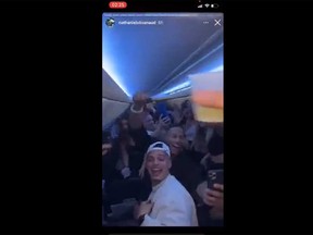 Cette capture d'écran tirée d'une vidéo sur les réseaux sociaux publiée par le journaliste du Journal de Montréal Francis Pilon montre des gens en train de faire la fête sur un vol Sunwing sans masque.