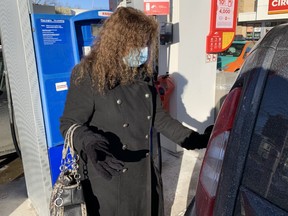 Lina Fiorillo an einer Tankstelle am Freitag.  Scott Laurie/Toronto Sun