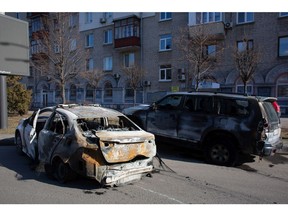 Ausgebrannte Polizei- und Zivilautos im Gebiet Solomianska am 26. Februar 2022 in Kiew.