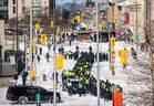 Die Polizei wird am 18. Februar 2022 in Ottawa eingesetzt, um Demonstranten gegen COVID-19-Mandate zu räumen.  