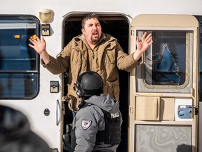 Ein Demonstrant gegen Covid-19-Mandate schreit, nachdem er am 18. Februar 2022 in Ottawa von der Polizei festgenommen wurde.