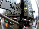 Ein Schild an der Bay Street, der Hauptstraße im Finanzviertel, ist am 28. Januar 2013 in Toronto zu sehen. 