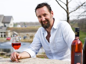 Der Winzer Paul Pender der Tawse Winery wird mit seinen Sketches of Niagara Wine fotografiert.