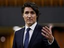 Premierminister Justin Trudeau spricht am 7. Februar 2022 während einer Dringlichkeitsdebatte im Unterhaus auf dem Parliament Hill in Ottawa über den Trucker-Protest.