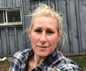 La usuaria de Facebook Nadine Ellis-Maffei se sorprendió cuando un oficial de la OPP visitó recientemente su granja en el condado de Peterborough para entregar un folleto que describía lo que “usted puede” y lo que “no puede hacer” en las protestas.