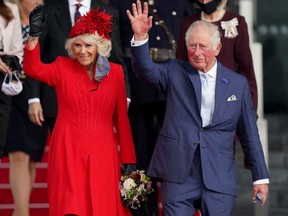 Der britische Prinz Charles und Camilla, Herzogin von Cornwall, gehen nach der Teilnahme an der Eröffnungszeremonie der sechsten Sitzung des Senedd in Cardiff, Wales, am 14. Oktober 2021.