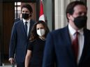 Der kanadische Premierminister Justin Trudeau (links) trifft am Montag, den 21. Februar 2022, zu einer Pressekonferenz in Ottawa ein.