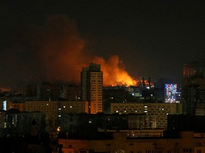 Rauch und Flammen steigen während des Beschusses in der Nähe von Kiew auf, während Russland seine Invasion in der Ukraine am 26. Februar 2022 fortsetzt.
